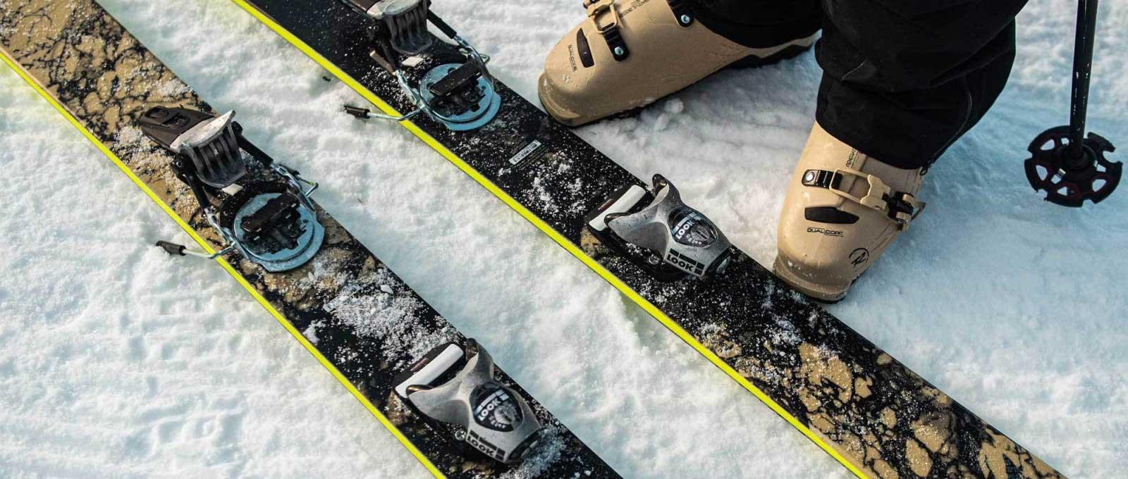A skier stands ready to step into the Look Pivot 15 GW bindings.