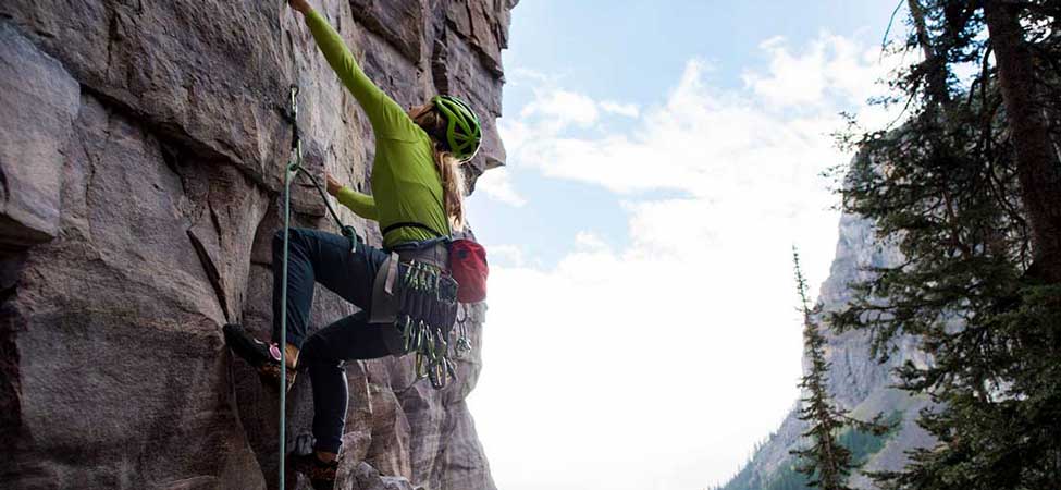 Jans expert lead climbing on cliffs above the water.