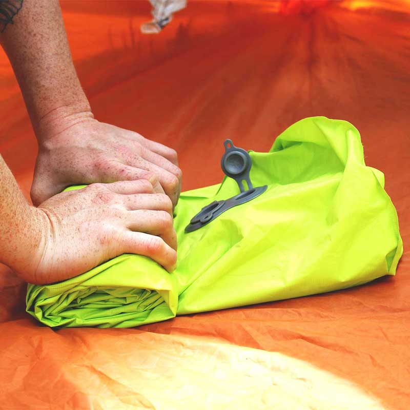 A Jans expert demonstrates how to roll up a lightweight sleeping pad.